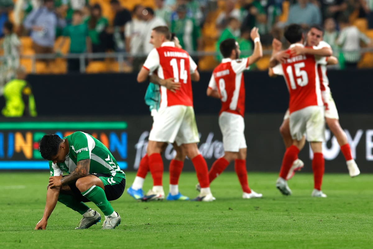 El Real Betis del Cucho Hernández sufrió una dura caída en la Europa League y se fue eliminado. //Foto, EFE: Julio Muñoz
