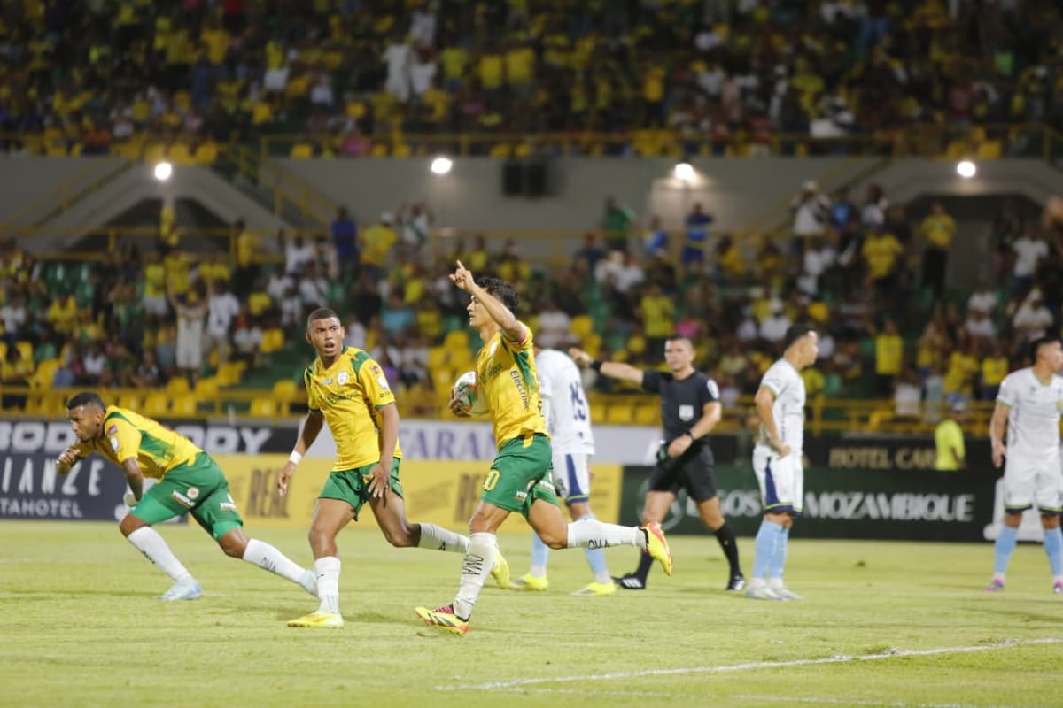 Fredy Montero festeja el segundo gol de Real Cartagena ante Inter de Palmira.//LUIS EDUARDO HERRÁN