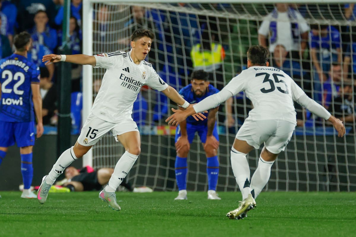 Los jugadores del Real Madrid, el turco Arda Guler (i) y Raúl Asencio, celebran el primer gol del equipo madridista. //EFE