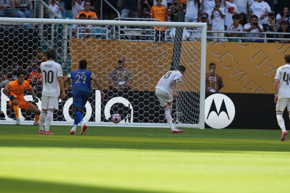 Yassine Bounou le tapó a Federico Valverde un penal en el último suspiro. //Foto, AP: Lynne Sladky