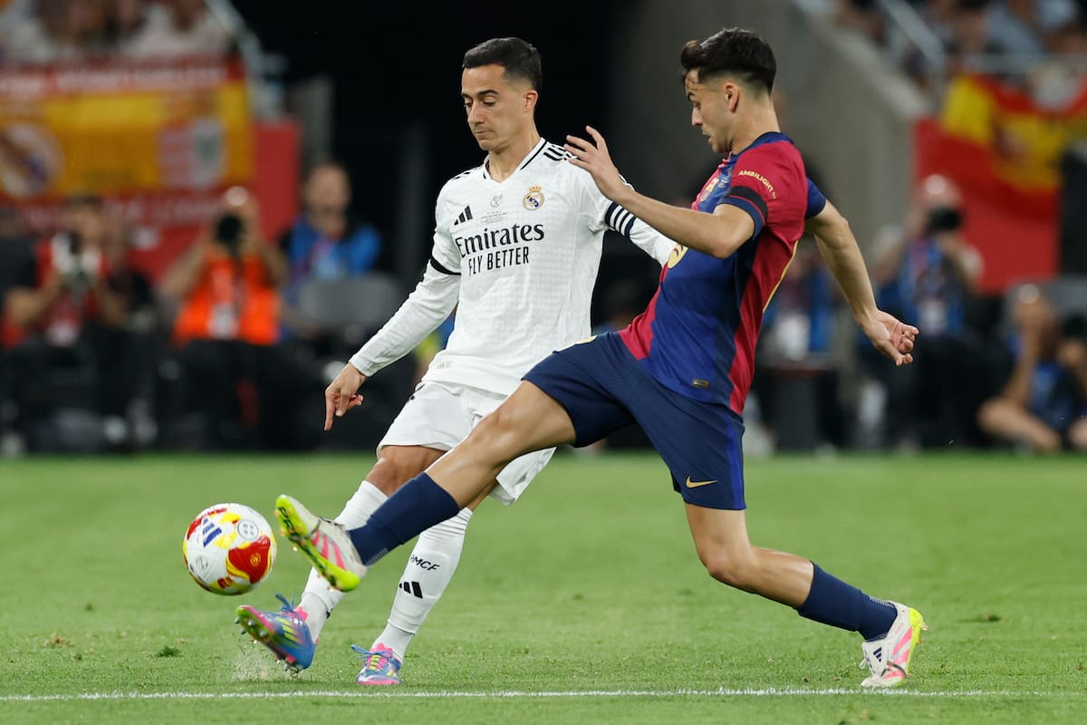 SEVILLA, 26/04/2025.- El defensa del Real Madrid Lucas Vázquez (i) pelea un balón con el defensa del Barcelona Gerard Martín durante la final de la Copa del Rey que disputan Real Madrid y FC Barcelona hoy sábado en el estadio de La Cartuja, en Sevilla. EFE/Julio Muñoz