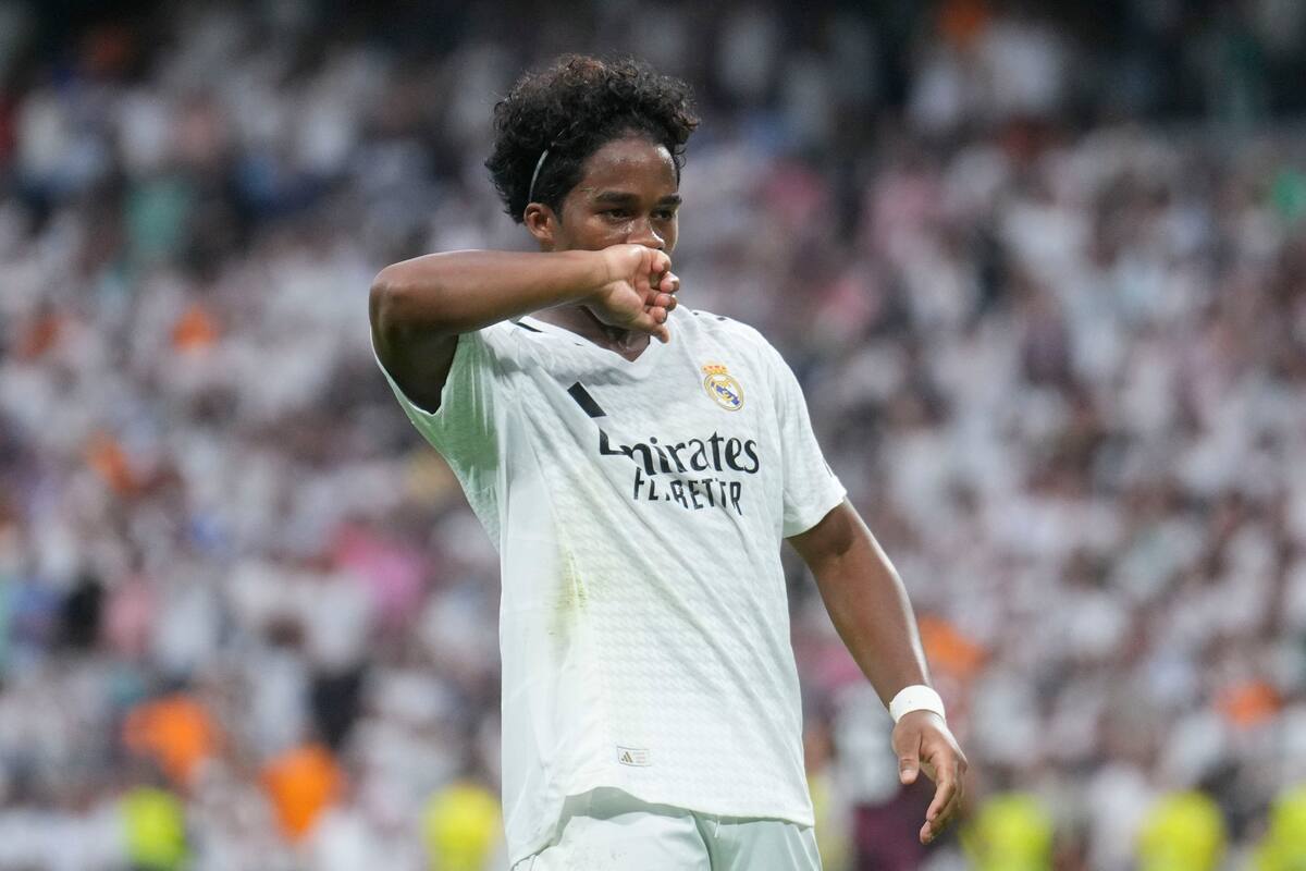 El delantero brasileño del Real Madrid Endrick celebra el gol marcado ante el Real Valladolid. //EFE