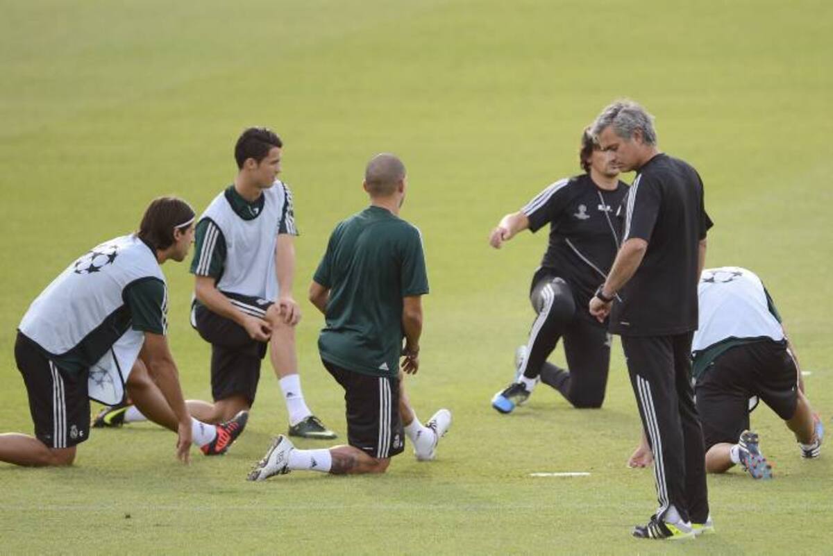 José Mourinho espera que sus dirigidos salgan de la mala racha en la que se encuentran. AFP