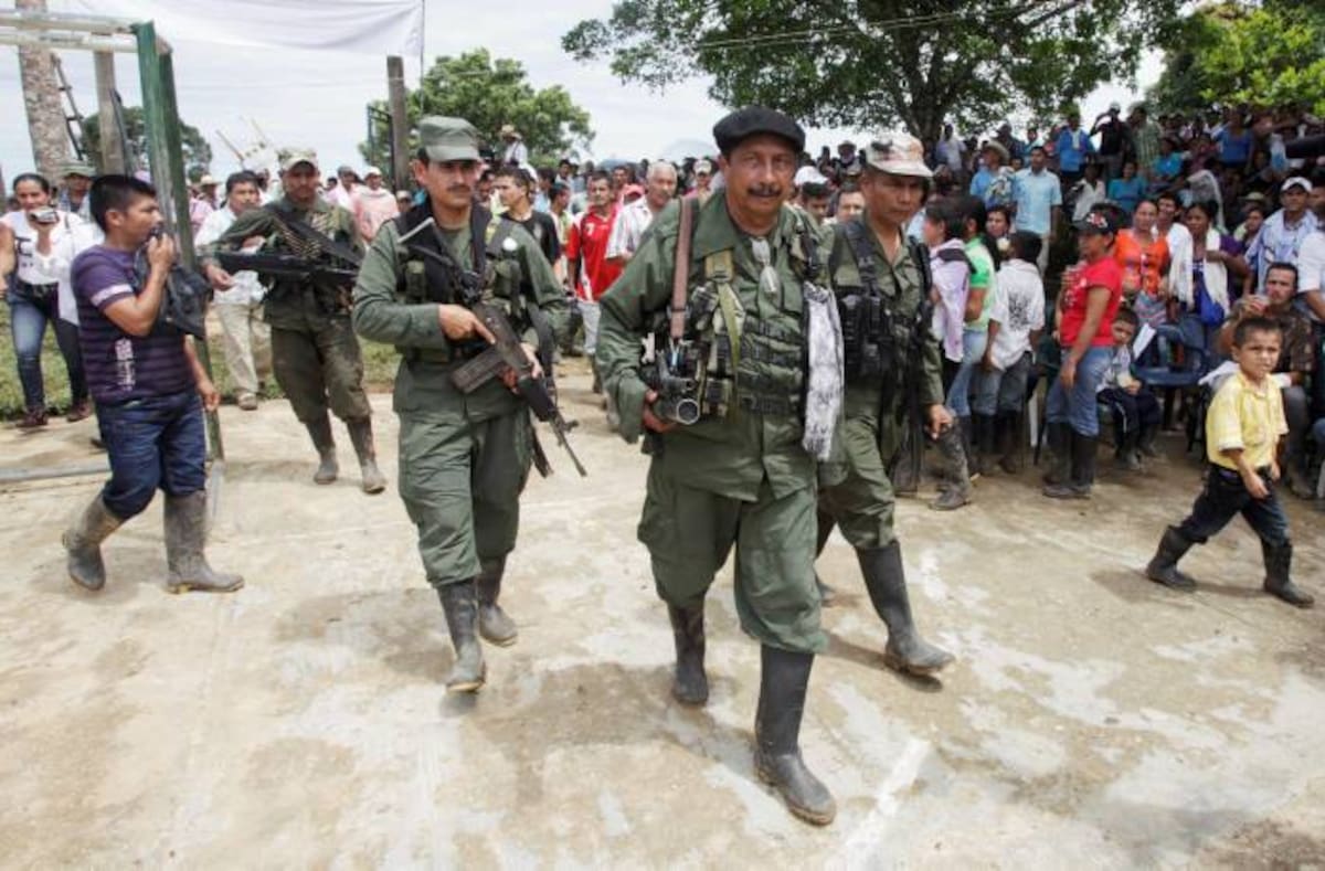 Guerrilleros en la entrega de Romeo Langlois. AFP