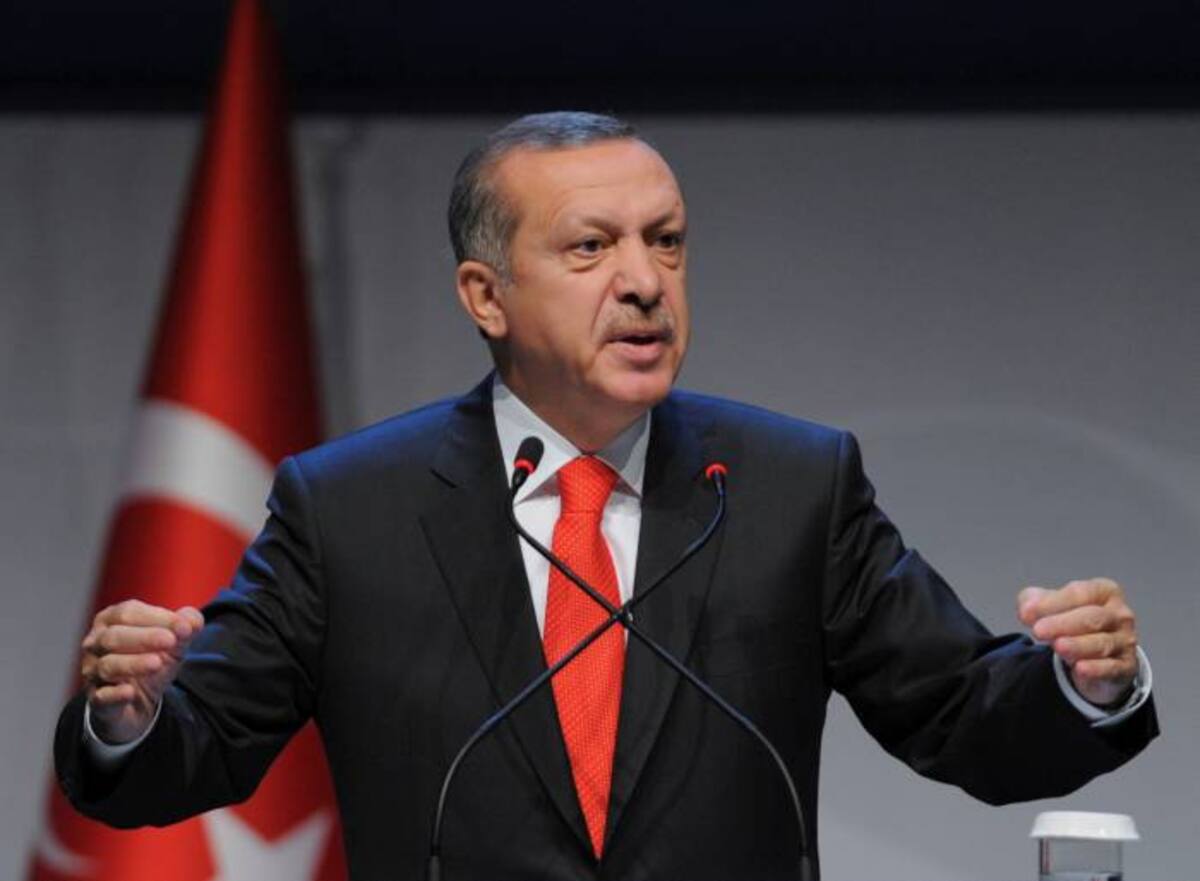 La proposición de Brahimi es también apoyada por Irán, agregó Davutoglu, quien precisó que fue abordada en una entrevista bilateral entre el Primer ministro turco Recep Tayyip Erdogan y el ápresidente iraní Mahmud Ahmadinedjad al margen de una cumbre regional en Bakú (Azerbaiyán) el martes. AP