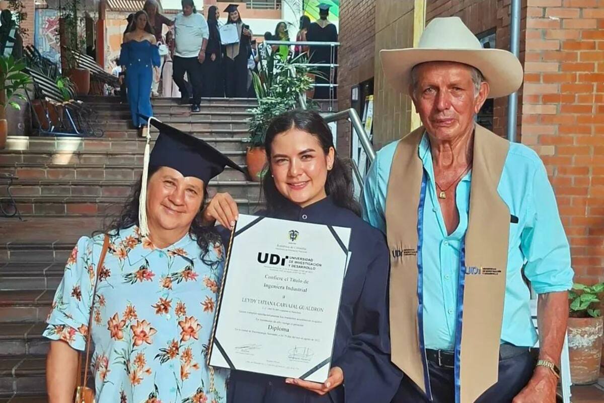 Video: El emotivo momento en que una joven dedica título universitario a sus padres