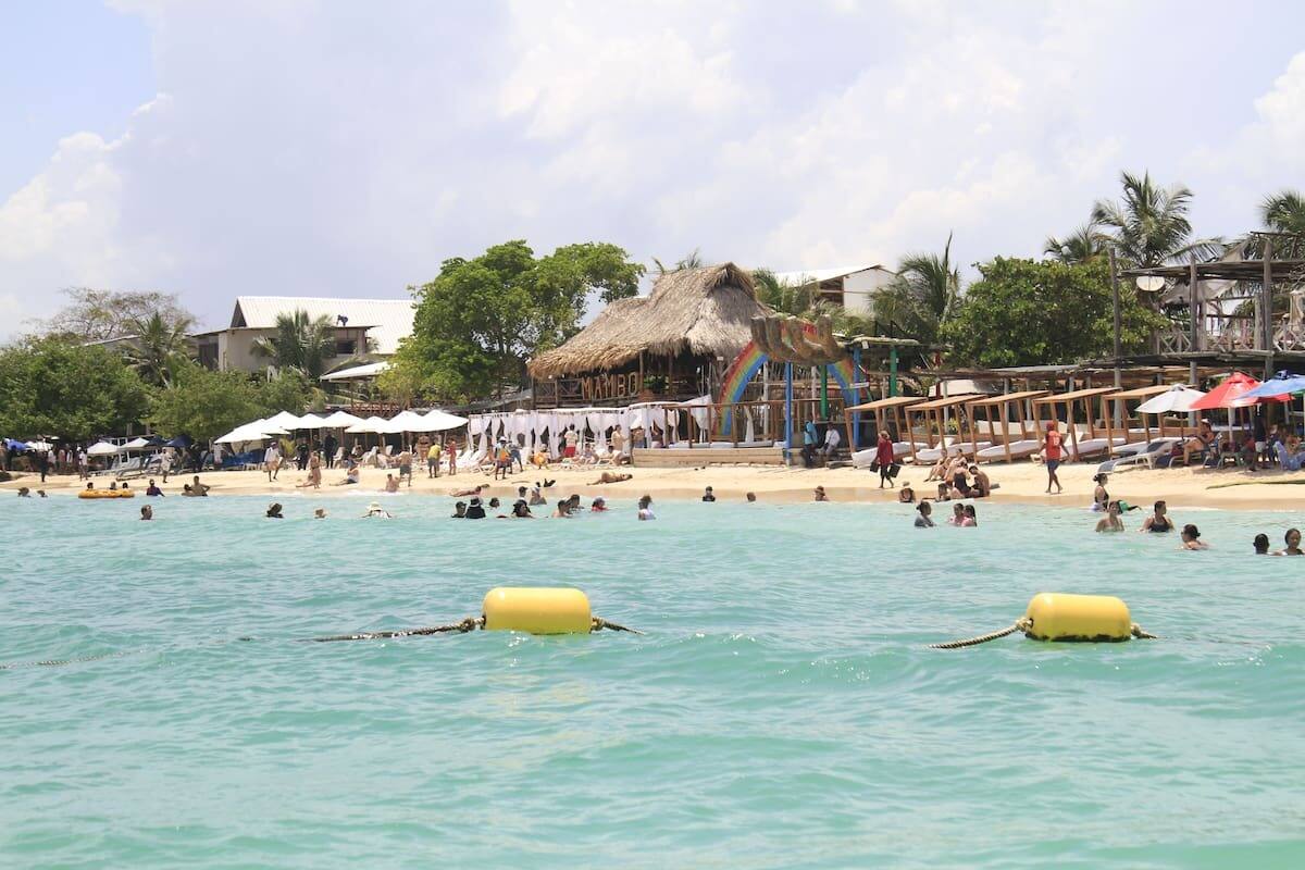 Gremio turístico respalda demanda contra cobro de seguro en Playa Blanca