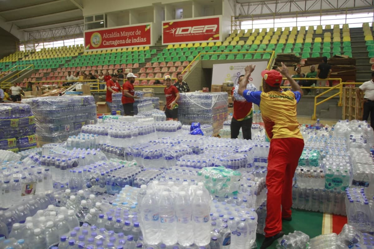 Recolección de ayudas en Cartagena para afectados por el terremoto que sacudió a Colombia. // Foto: Óscar Díaz - El Universal.