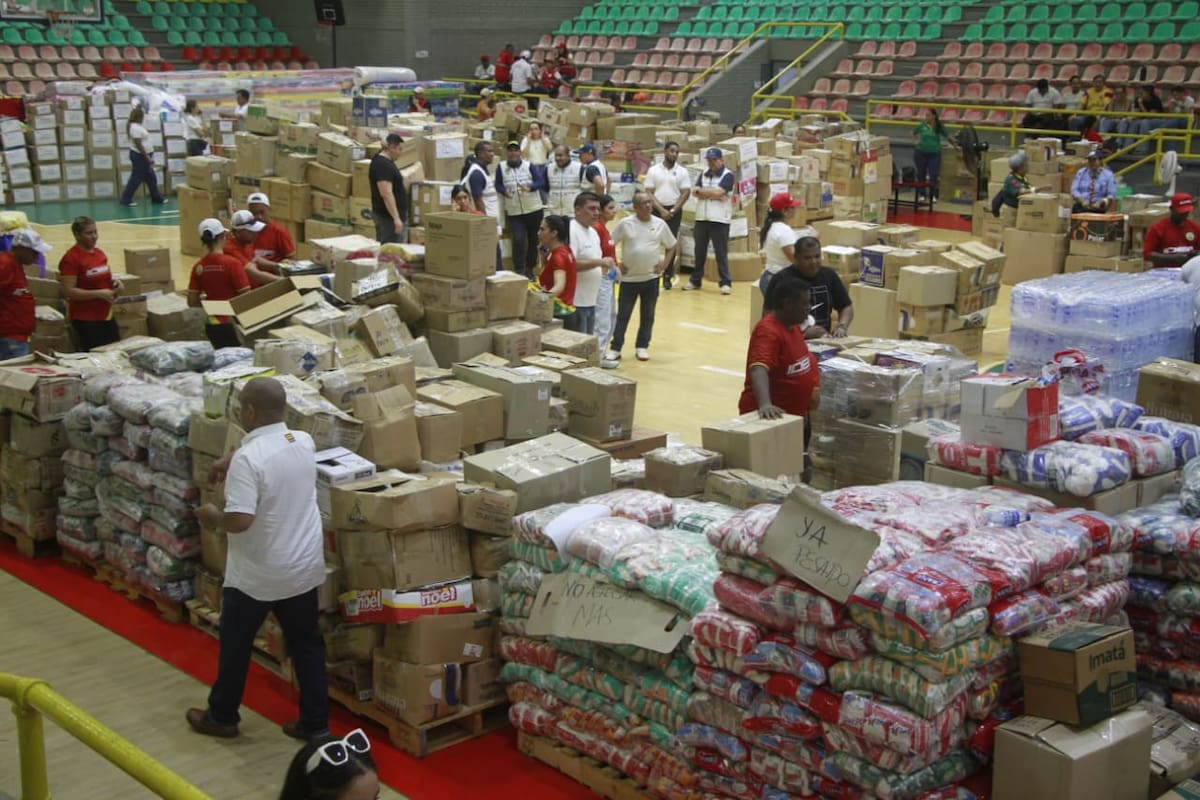 Centro de acopio en Cartagena (Coliseo Bernardo Caraballo) de las ayudas humanitarias para afectados por el terremoto en Colombia. // Foto: Óscar Díaz - El Universal.