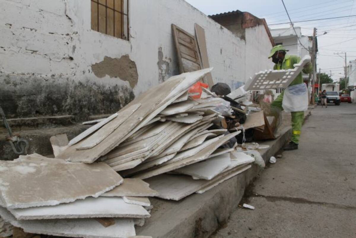 Pedazos de láminas de eternit y de icopor, palos, puertas, colchones, sillas e incluso televisores, fueron recogidos en la Urbanización Sevilla. JULIO CASTAÑO-EL UNIVERSAL