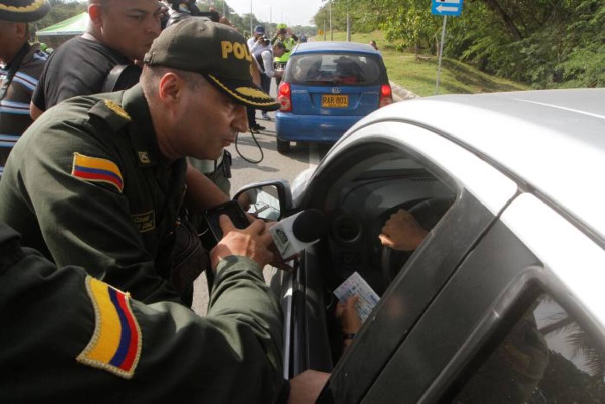 El comandante de la Policía de Bolívar, coronel Víctor Hugo Gómez y el director Nacional de Seguridad Vial, Alejandro Maya, entregaron las recomendaciones a los viajeros. Julio Castaño/ El Universal/