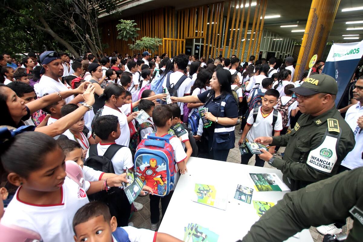 Las autoridades distritales y la Policía Metropolitana han lanzado la campaña en los colegios de pagar recompensa a quien denuncie la venta ilegal de pólvora en Barranquilla.//Cortesía.