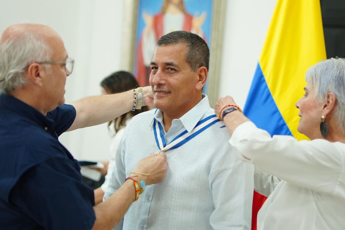 Reconocen a Dumek Turbay con la Orden al Mérito Civil Mercurio en Cartagena. // Foto: cortesía