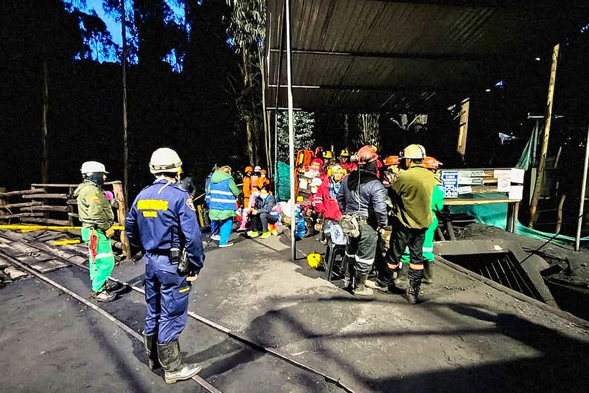 Integrantes del cuerpo de Bomberos trabajando en labores de rescate de los trabajadores en la mina 'La Vega' de Sutatausa (Colombia). // Foto: EFE/ Bomberos de Cundinamarca.