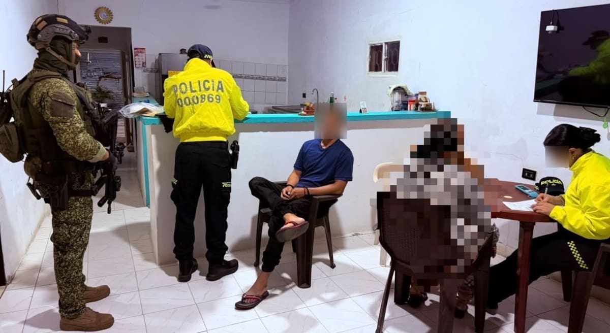 Las autoridades llegaron hasta varias viviendas en cinco municipios, donde detuvieron a los señalados de integrar la organización. //FOTO: ARMADA NACIONAL.
