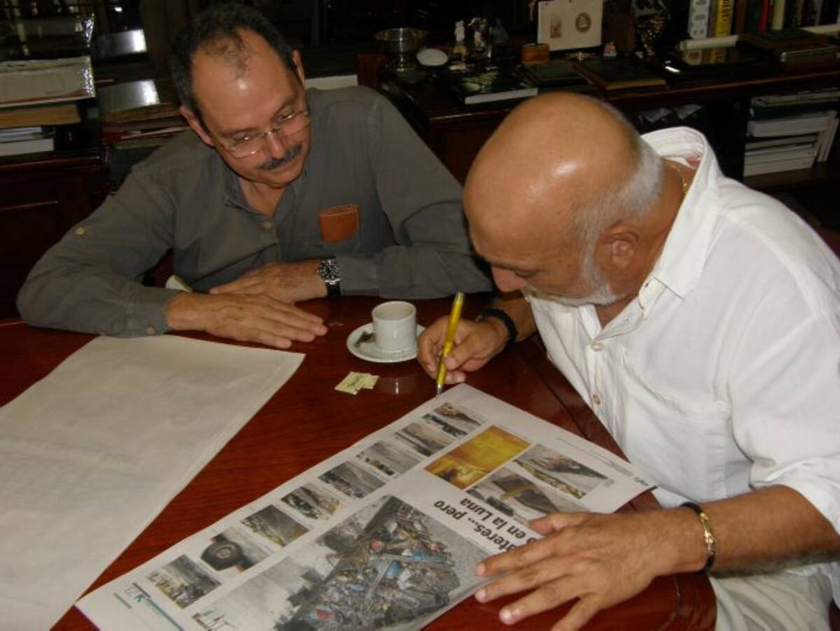 El periodista Juan Gossaín dirige la edición que saldrá mañana domingo 10 de marzo. En la foto también aparece el actual director Pedro Luis Mogollón. ANTONIO CANCHILA - ELUNIVERSAL.COM.CO