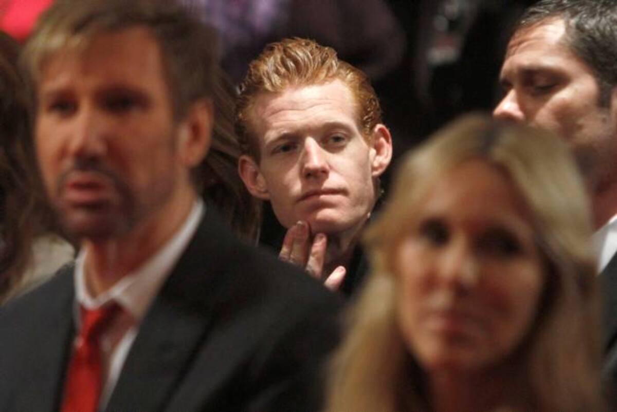 Redmond O'Neal, el hijo de Ryan O'Neal y la fallecida Farrah Fawcett, se presentó en la corte con un traje obscuro y un aspecto más saludable.