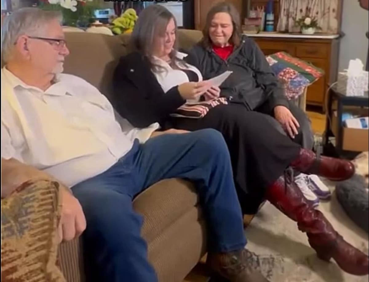 Reencuentro de Michelle (centro), ahora de 46 años, con su padre y una tía. //Captura de video