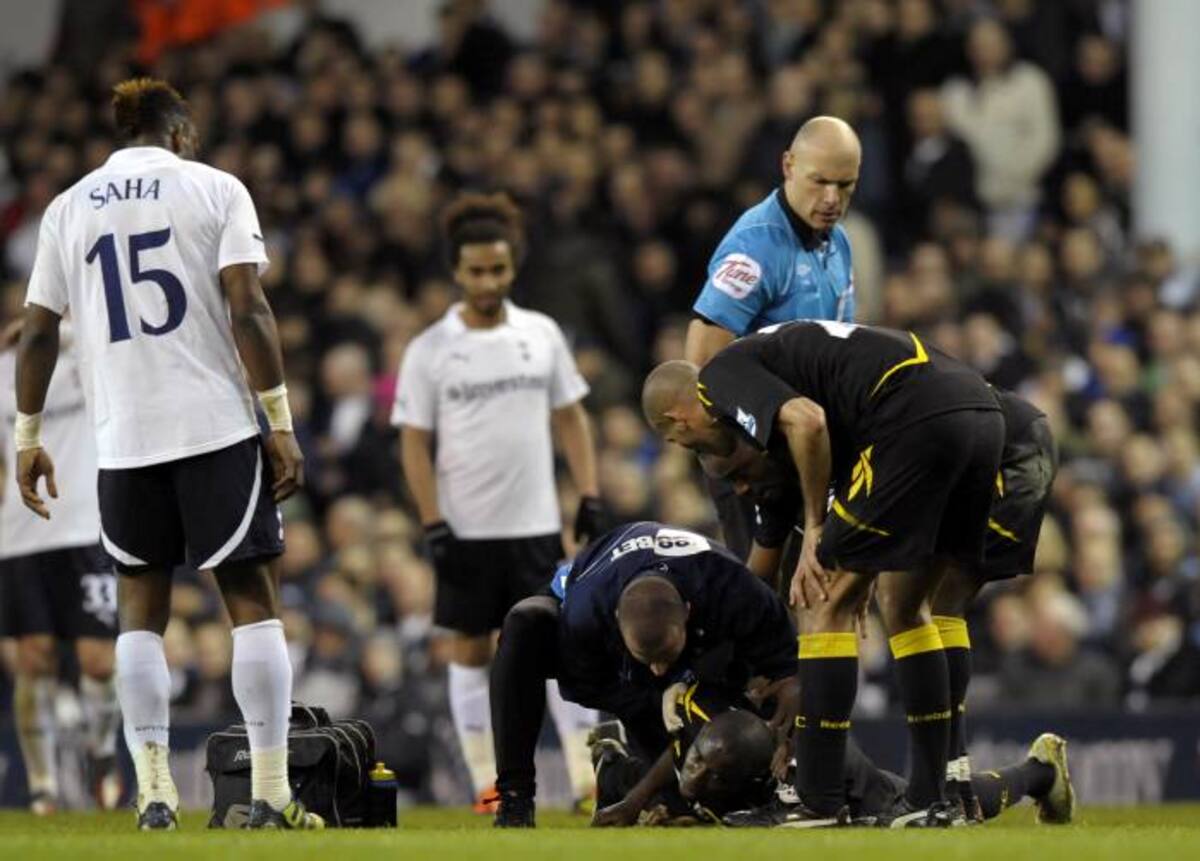La rápida intervención del árbitro Howard Webb permitió la pronta atención de Fabrice Muamba. Archivo