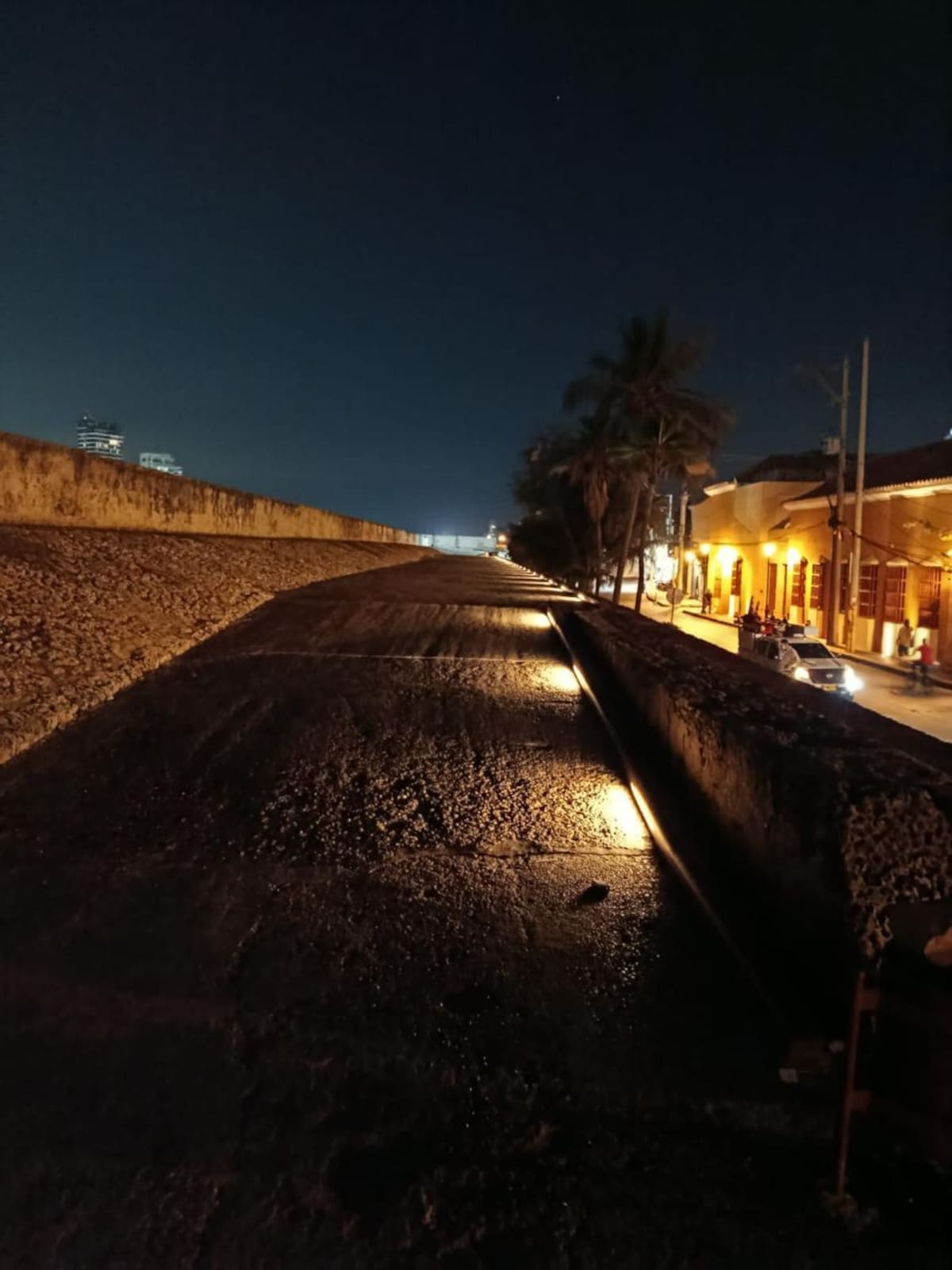 Refuerzan iluminación interna de las murallas de Cartagena. // Foto: cortesía de la Alcaldía de Cartagena