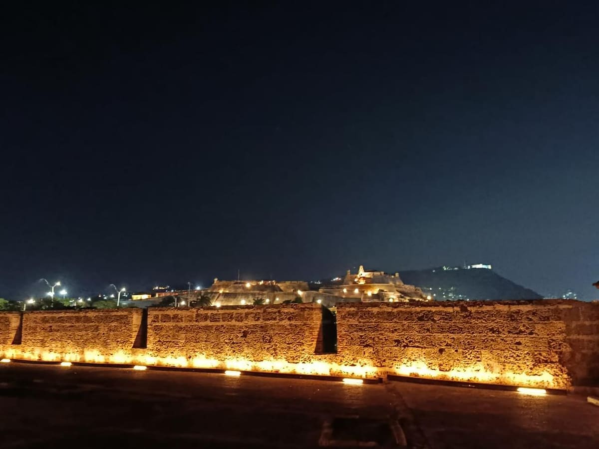 Refuerzan iluminación interna de las murallas de Cartagena. // Foto: cortesía de la Alcaldía de Cartagena