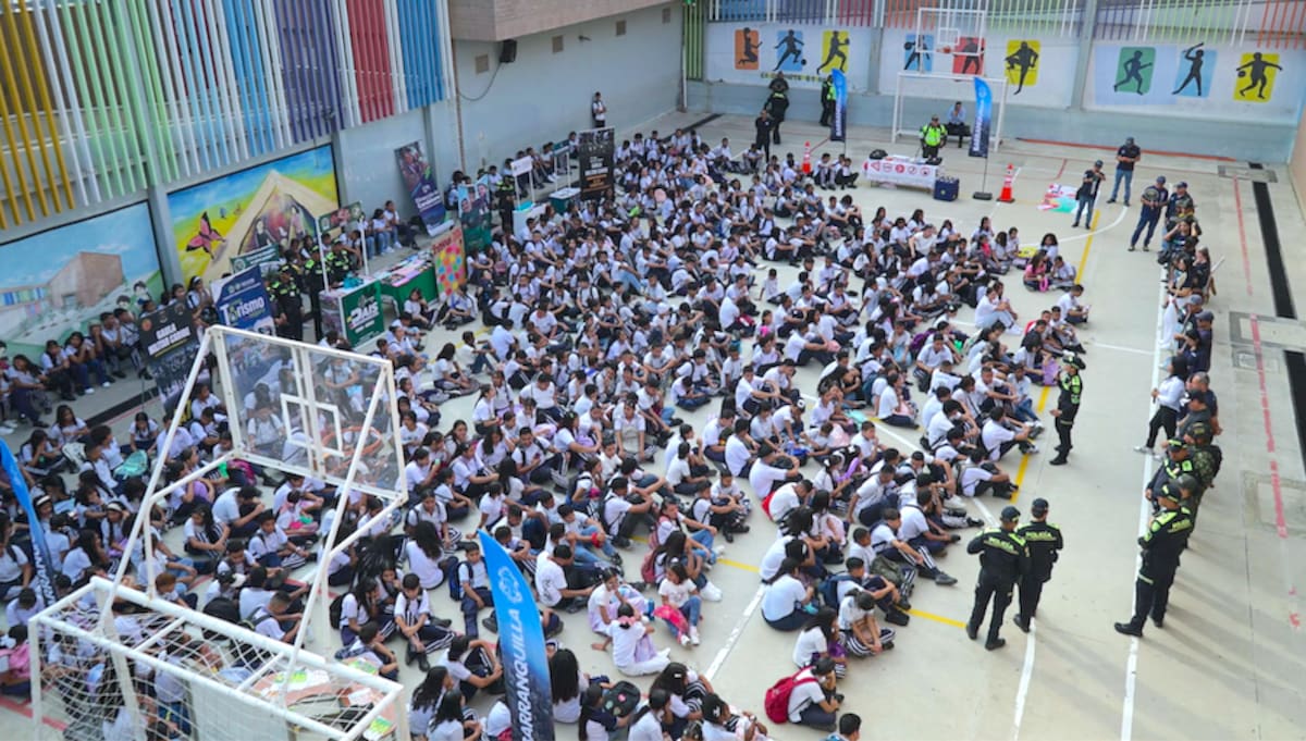 La Policía Metropolitana y el Distrito dieron la bienvenida del regreso a clase a más de 190.000 estudiantes de las instituciones públicas del Barranquilla.//Cortesía Alcaldia de Barranquilla.