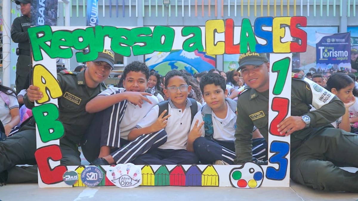 Las Policía Metropolitana con el programa Caravanas en Entornos Escolares, estuvo en el regreso a clases de los 190.000 estudiantes de las instituciones públicas de Barranquilla.//Cortesía Alcaldia de Barranquilla.