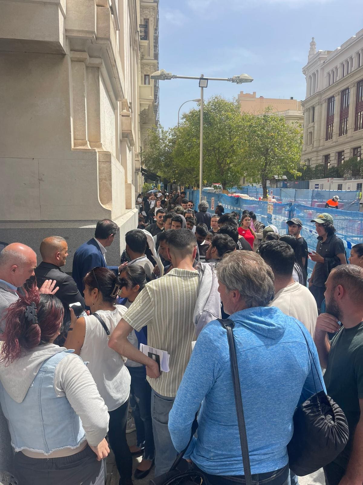 Personas haciendo fila para aplicar a la regularización extraordinaria en España. // Foto: cortesía - Andrés Morales