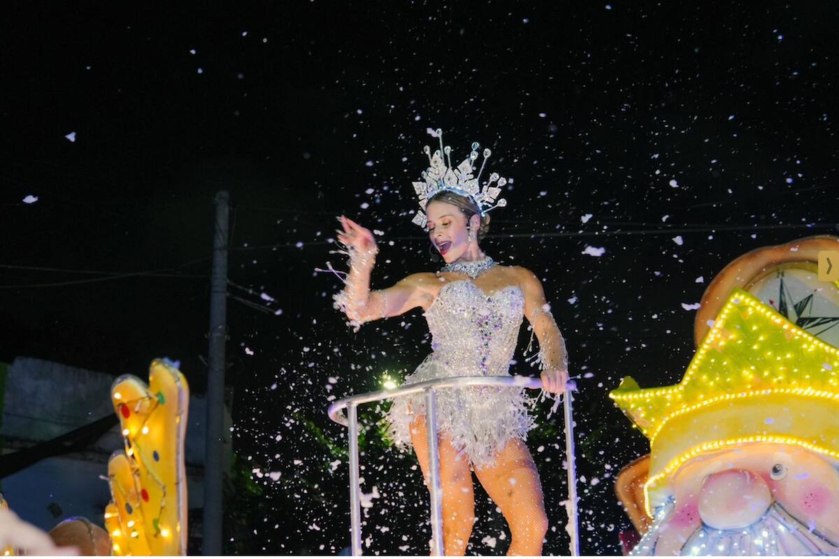 La reina Tatiana brilló como un copo de nieve en la Gran Parada de la Luz