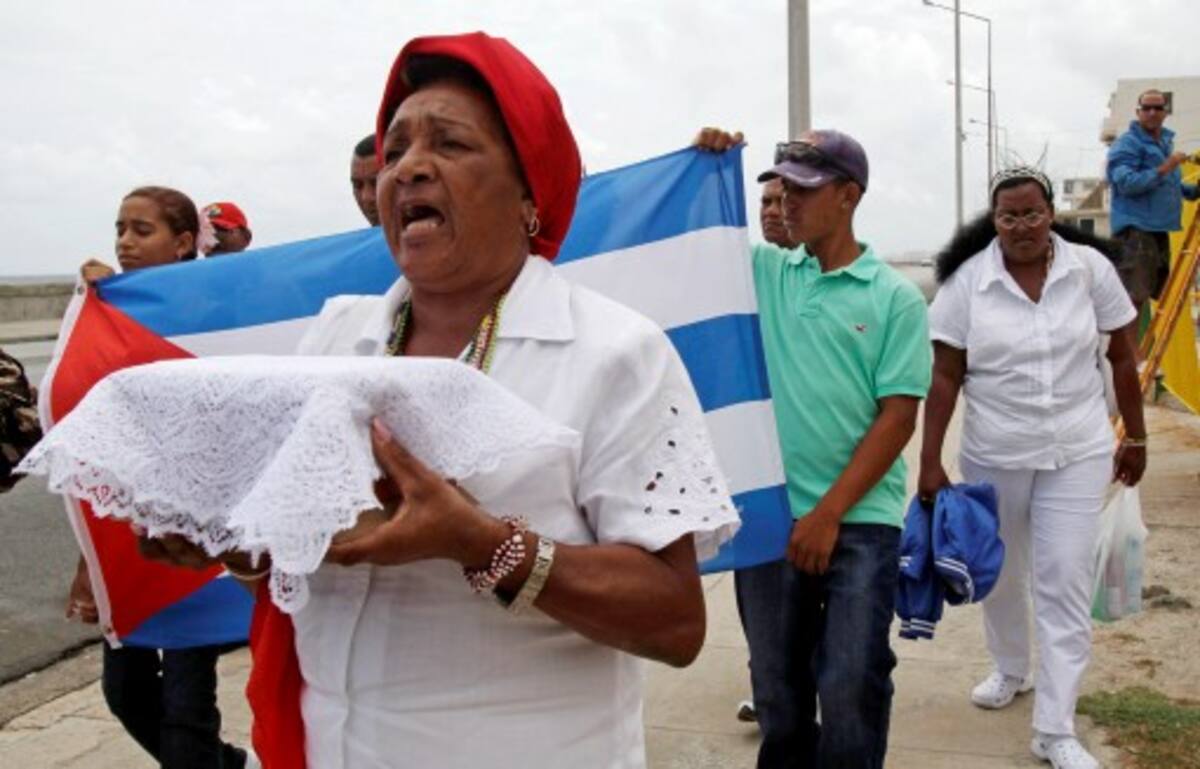 Reina Tamayo, madre de Orlando Zapata, llevó en una urna los restos de su hijo, fallecido durante una huelga de hambre el año pasado. AP