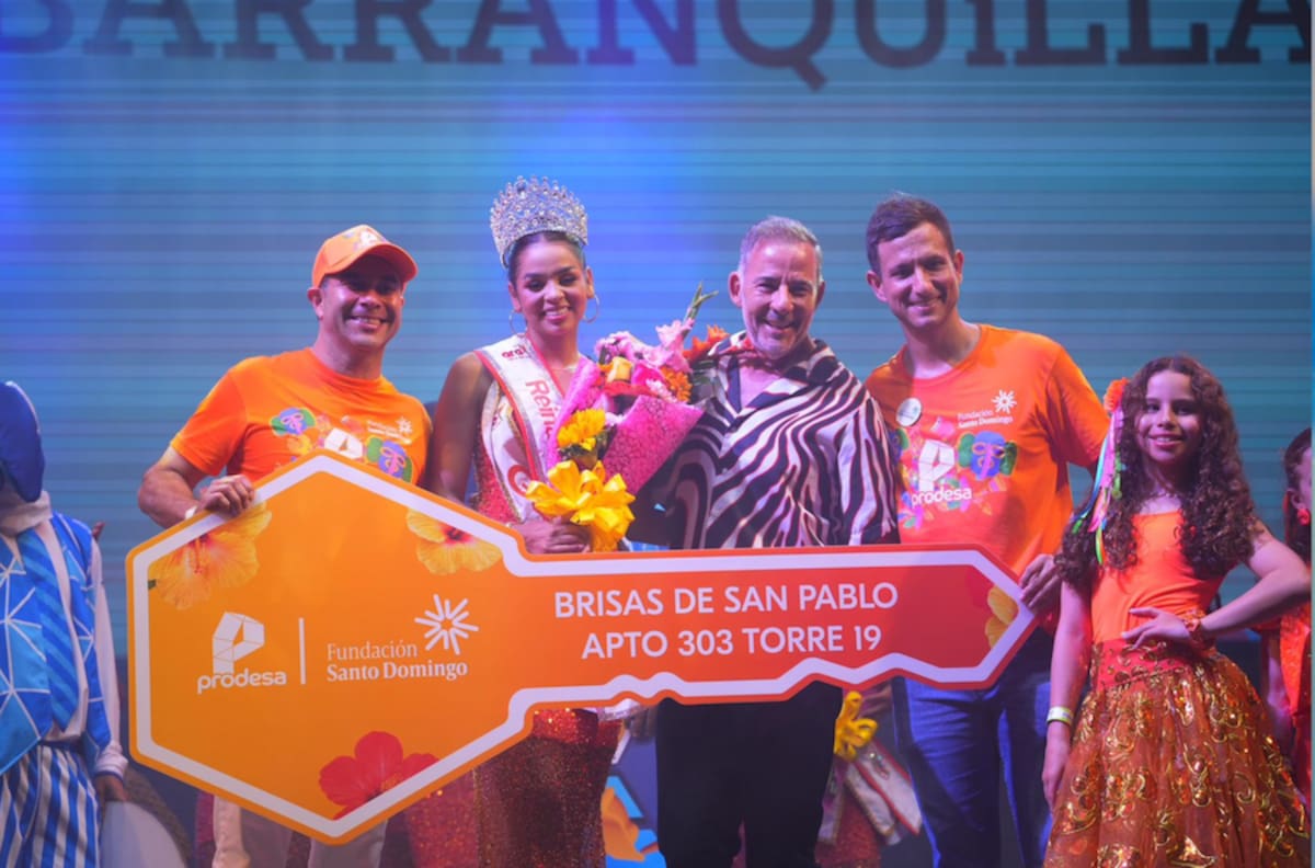 Gicel Vega Castro, reina Popular del Carnaval de Barranquilla 2026 recibió como premio un apartasen to entregado por Prodesa.//Cortesía Carnaval de Barranquilla.