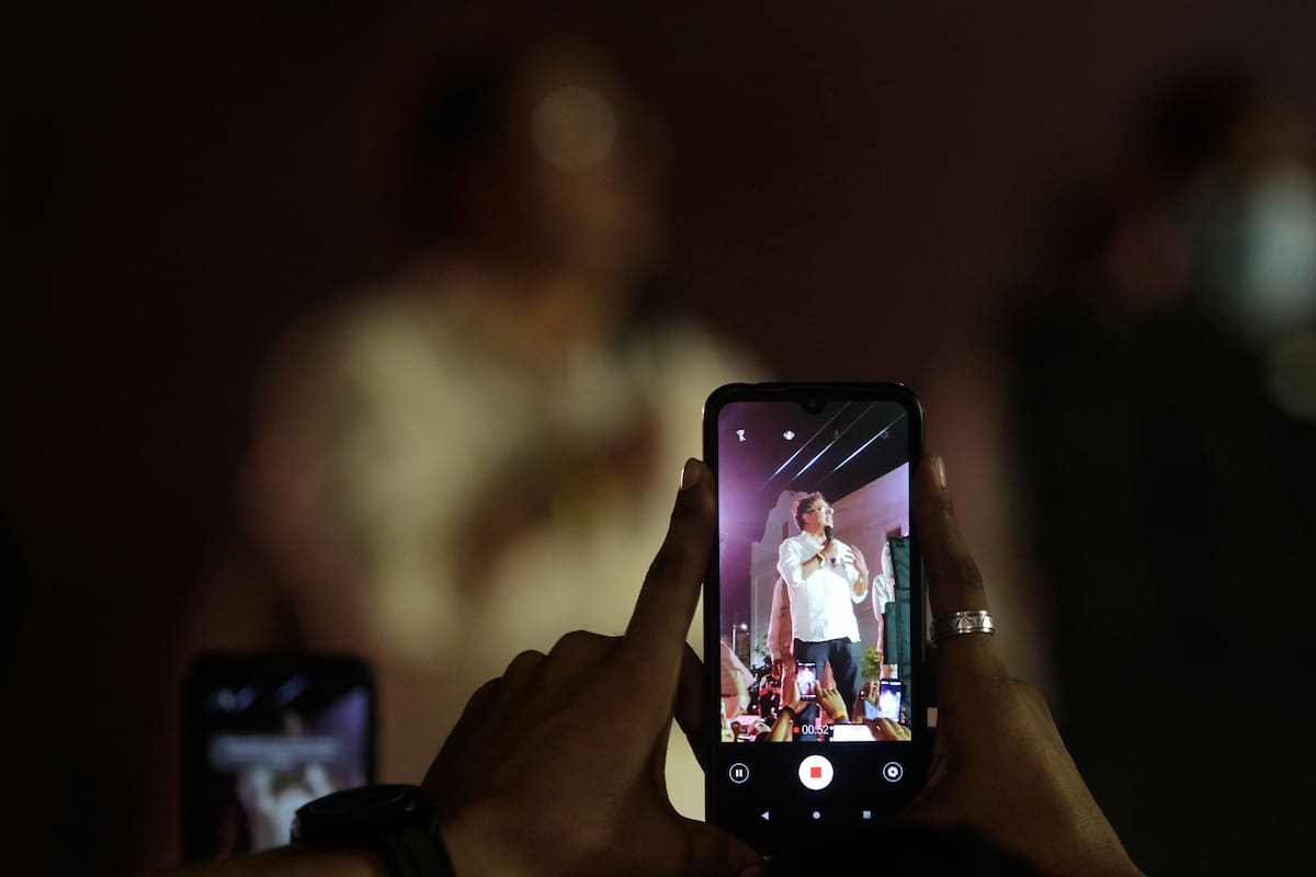Fotografía de archivo en donde se ve al presidente de Colombia, Gustavo Petro, a través de la pantalla de un teléfono celular. EFE/ Ricardo Maldonado Rozo