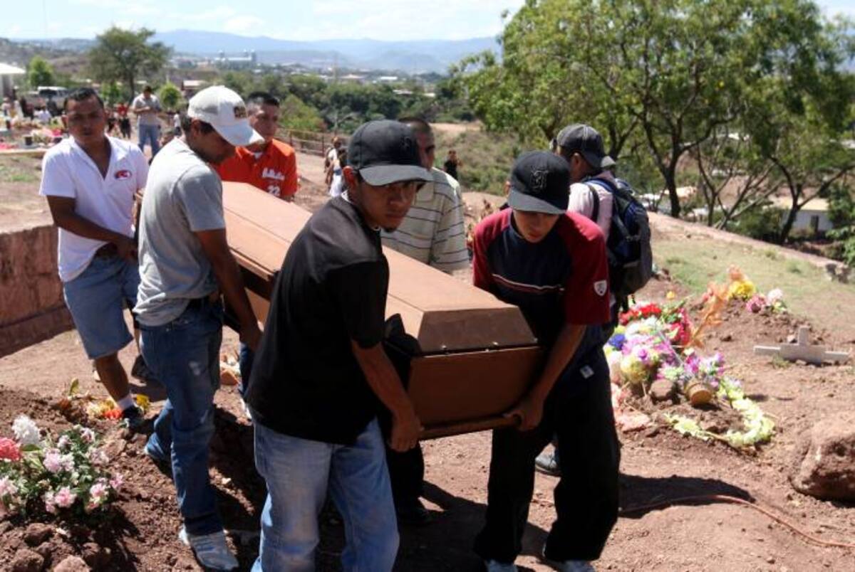Entierro de uno de los prisioneros muertos en la cárcel de Comayagua. AFP