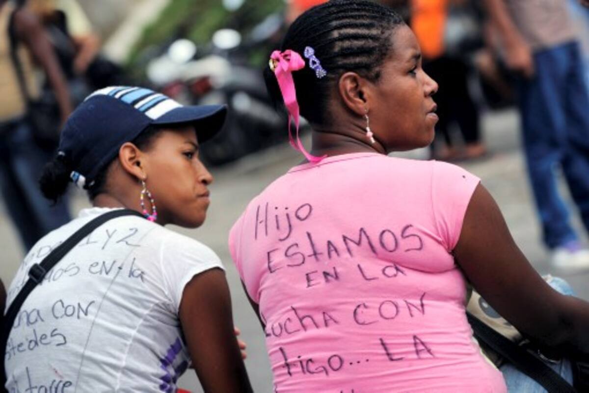Familiares de los presos se siguen manifestando en las afueras de la cárcel El Rodeo. AFP