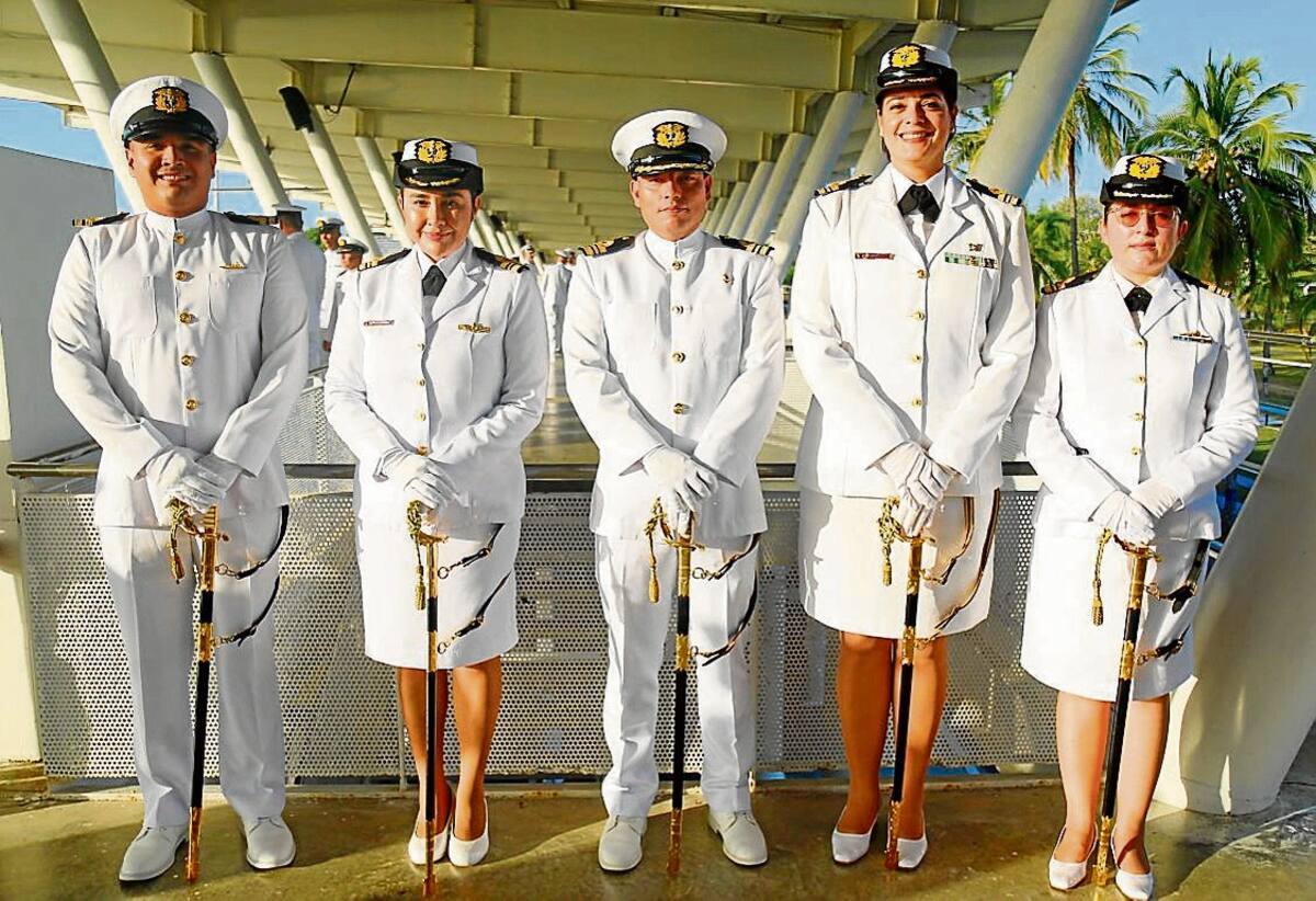 Teniente de navío Daniel Bueno; Capitán de corbeta Luzdary Ruiz; Capitán de corbeta Edwin Bedoya; Capitán de corbeta Silvana Pinilla y la Capitán Marly Rico.