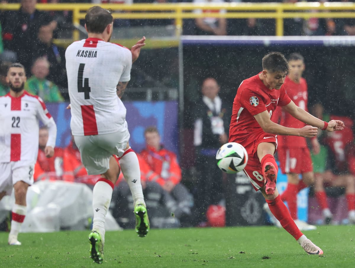 Arda Gueler de Turquía anota la ventaja de 2-1 durante el partido de fútbol del grupo F de la UEFA EURO 2024 entre Turquía y Georgia, en Dortmund, Alemania, el 18 de junio de 2024. //EFE