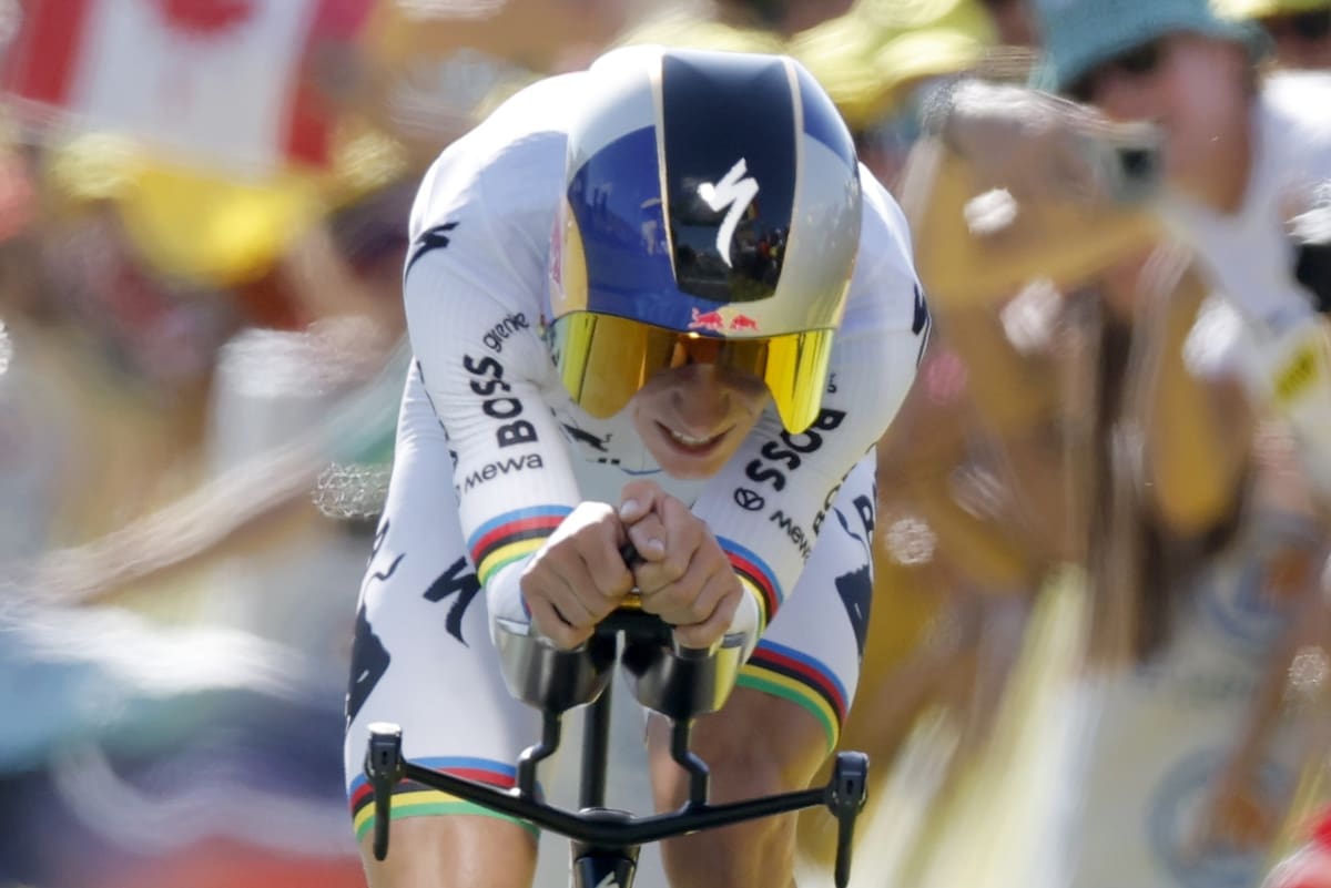 El belga Remco Evenepoel, del Red Bull-Bora - Hansgrohe, cruza la línea de meta de la 16ª etapa. //Foto, EFE: GUILLAUME HORCAJUELO