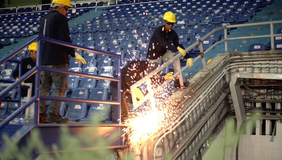 Obreros trabajando en el inicio de las obras de remodelación en el Estadio Metropolitano Roberto Meléndez sede Barranquilla.//Cortesía Alcaldía de Barranquilla.