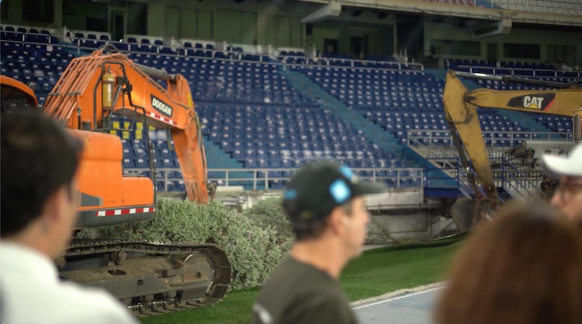 El alcalde Alejandro Char, viendo el inicio de las obras de remodelación en el Estadio Metropolitano Roberto Meléndez.//Cortesía Alcaldía de Barranquilla.