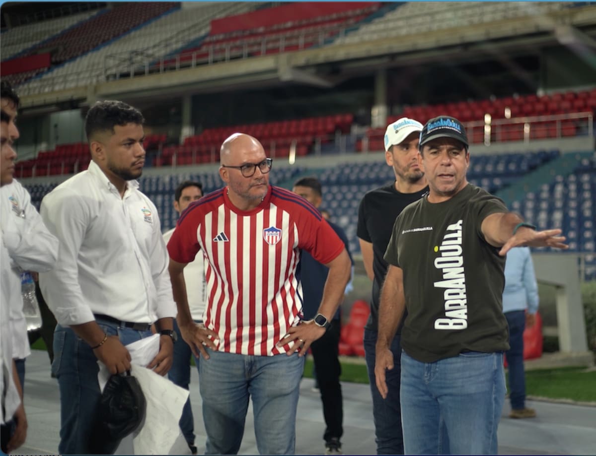 Alejandro Char viendo el inicio de las obras de remodelación en el Estadio Metropolitano Roberto Meléndez sede Barranquilla.//Cortesía Alcaldía de Barranquilla.