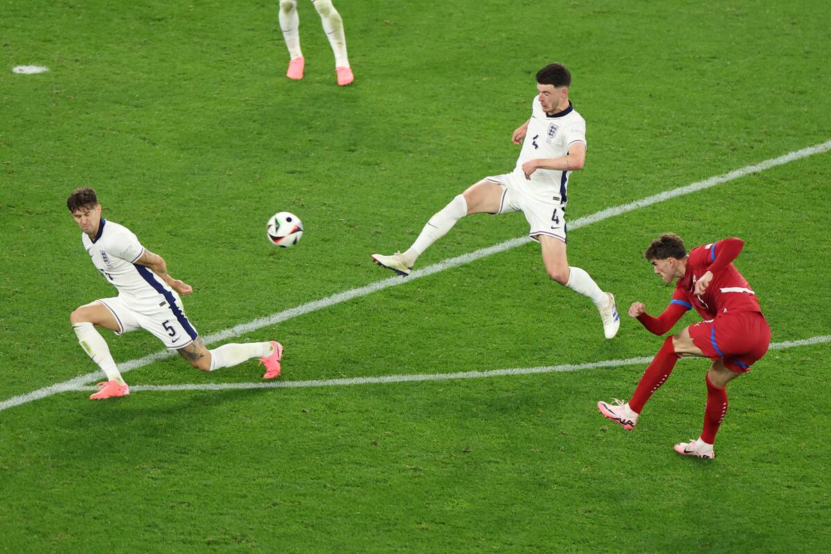 Dusan Vlahovic (R) de Serbia dispara a portería durante el partido del grupo C de la UEFA EURO 2024 entre Serbia e Inglaterra en Gelsenkirchen, Alemania, el 16 de junio de 2024. //EFE
