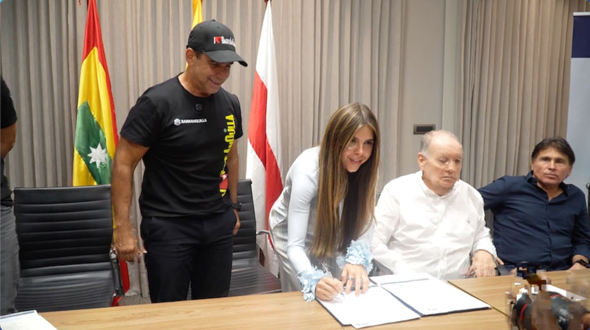 Una de las representantes de las empresas de transporte público colectivo de Barranquilla durante la firma del convenio.//Cortesía.