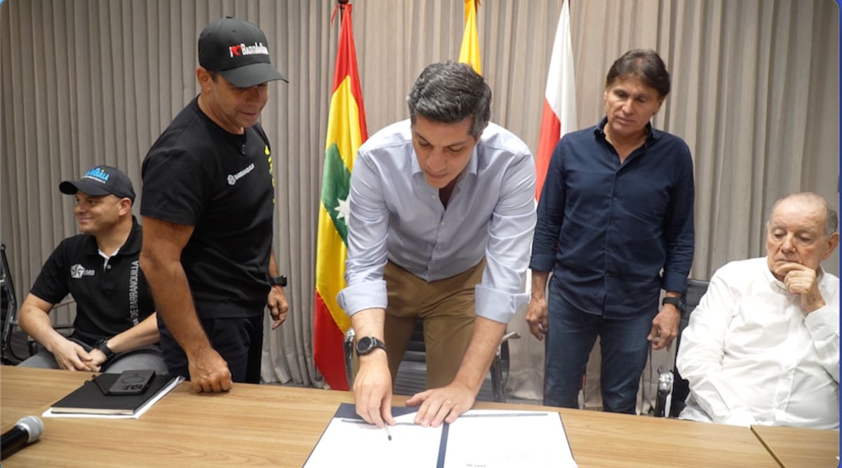 Los representantes de las empresas de transporte público colectivo de Barranquilla firmaron el convenio con la Alcaldia de Barranquilla.//Cortesía.