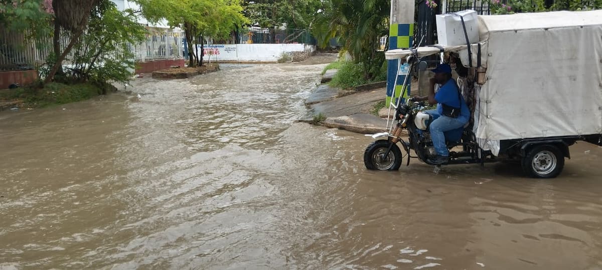 Reportan inundaciones en el barrio San Fernando. // Foto: Óscar Díaz - EU