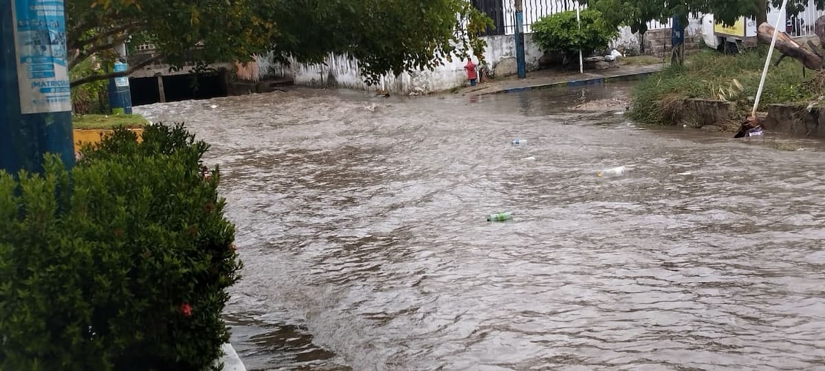 Reportan inundaciones en el barrio San Fernando. // Foto: Óscar Díaz - EU