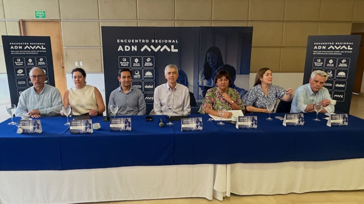 Representantes de las diversas entidades del Grupo Aval reunidos este miércoles en el Hotel San Carlton de Barranquilla.//El Universal.