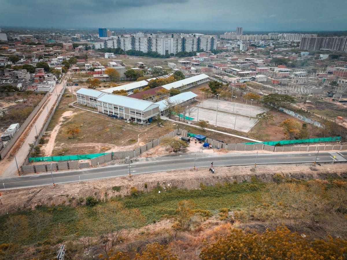 Construyen cerramiento en colegio República de Argentina. // Foto: cortesía.