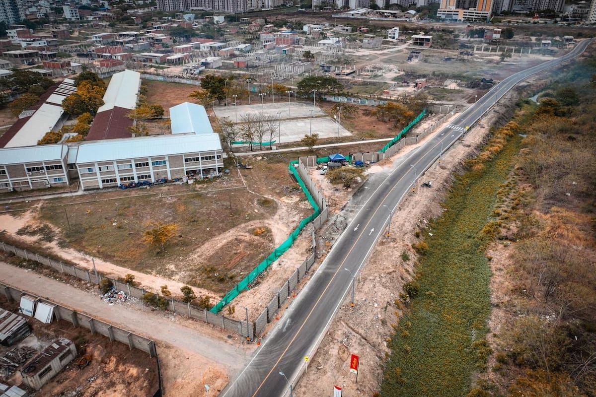 Construyen cerramiento en colegio República de Argentina, junto a vía de Territorio Mío