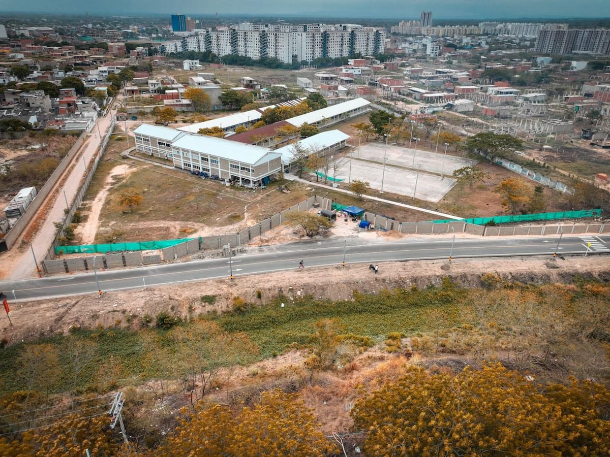 Construyen cerramiento en colegio República de Argentina. // Foto: cortesía.