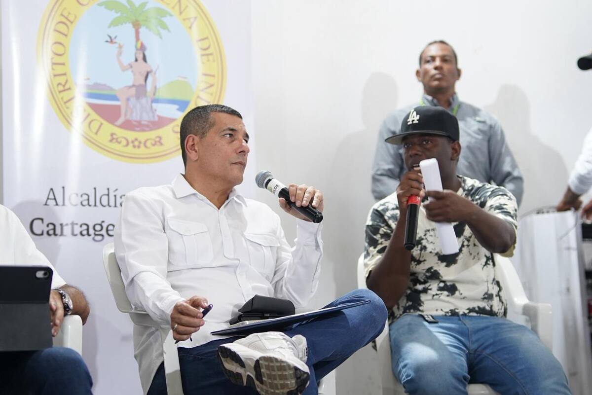 El alcalde Dumek Turbay propondrá el proyecto para construir el alcantarillado en el barrio República del Caribe. // Foto: Cortesía - Alcaldía de Cartagena.